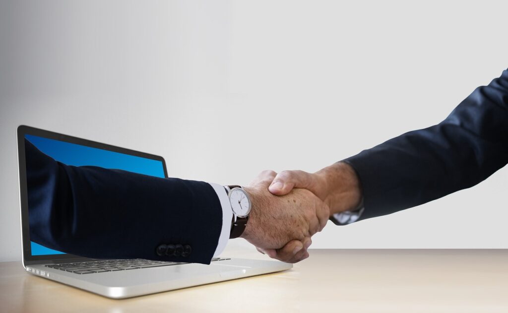 Apretón de manos de un partner digital